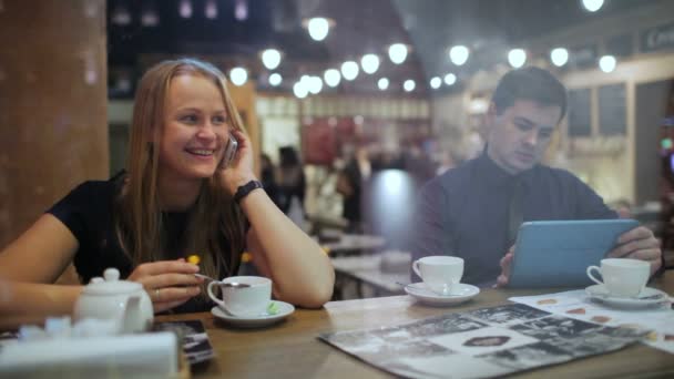 携帯電話とタブレットの pc 付きのカフェの人々 - 映像、動画