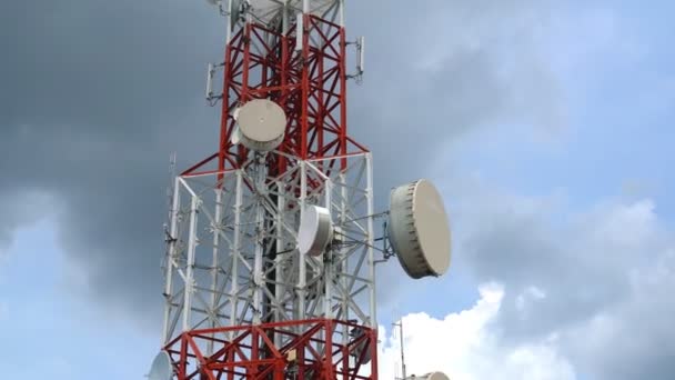 Gran torre de telecomunicaciones contra el cielo y las nubes en el fondo - Metraje, vídeo