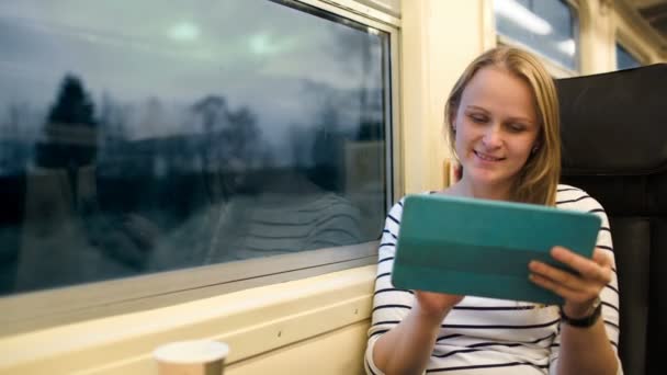 Frau mit Touchpad und Tee abends im Zug - Filmmaterial, Video