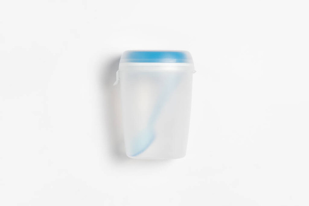 Пластиковый термостат с ложкой и блоком морозилки, изолированным на белом фоне. Мак-ап. - Фото, изображение