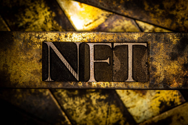 Texto NFT sobre fondo texturizado vintage de cobre y oro - Foto, Imagen