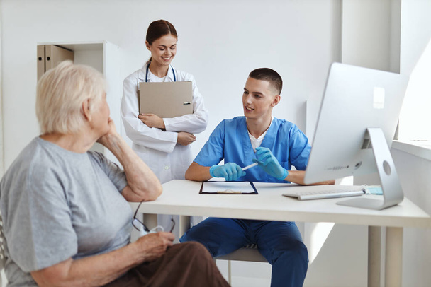 ηλικιωμένη γυναίκα σε υπηρεσίες διάγνωσης ραντεβού με γιατρούς και νοσηλευτές - Φωτογραφία, εικόνα