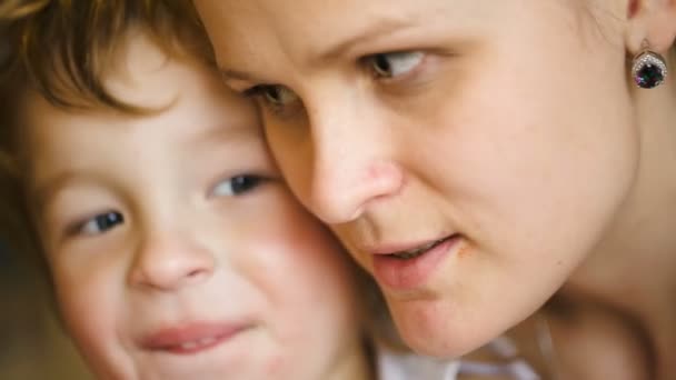 kochająca rodzina syn i matka całuje wzajemnie - Materiał filmowy, wideo