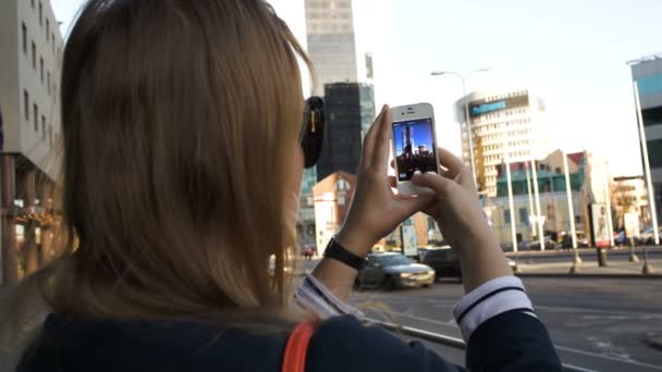 Nainen ottaa kuvia älypuhelimella
 - Materiaali, video