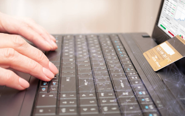 Notizbuch, Kreditkarte und Hände auf der Laptop-Tastatur. Konzept von E-Commerce, elektronischem Zahlungsverkehr und Fernarbeit - Foto, Bild