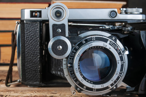 Vintage składany aparat fotograficzny na tle drewna zbliżenie - Zdjęcie, obraz