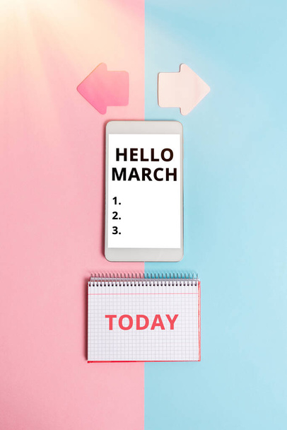 Bildunterschrift: Hallo März. Konzeptfoto ein Grußwort bei der Begrüßung des Monats März Technologischer Unterschied und Entscheidungen Kommunikationsprobleme und -lösungen - Foto, Bild