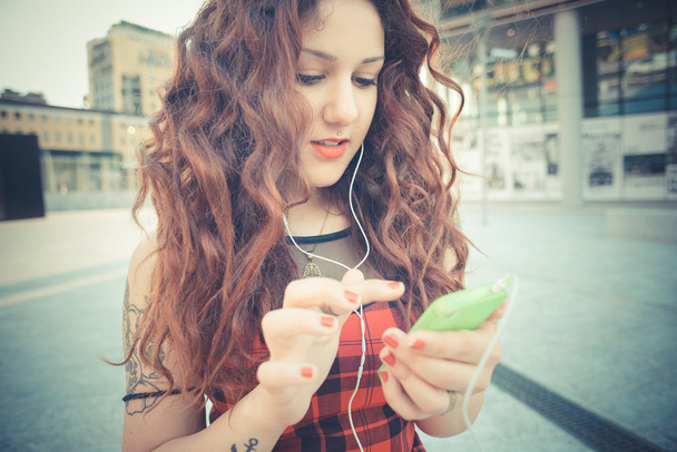 kręcone hipster kobieta słuchania muzyki - Zdjęcie, obraz