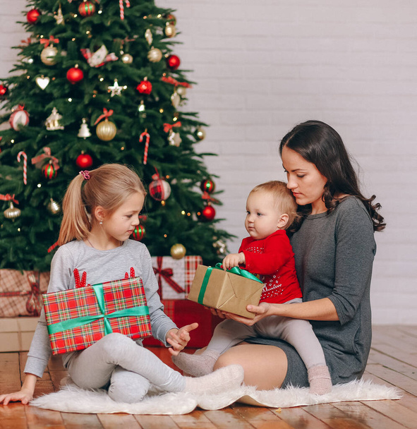 happy girls sisters with christmas gifts from santa home family holida - Foto, Imagem