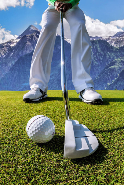 Mann beim Golfen im Golfcenter Kaprun gegen Kitzsteinhorn - Foto, Bild