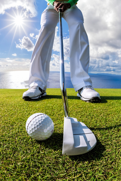 Uomo che gioca a golf contro il mare azzurro in un golf club costiero - Foto, immagini