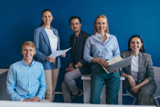 Портрет деловых людей, стоящих вместе в офисе - Фото, изображение
