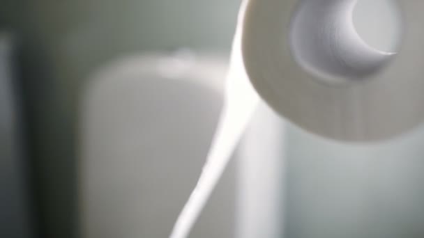 macro-opname van het uitrollen van een wc-papier - Video