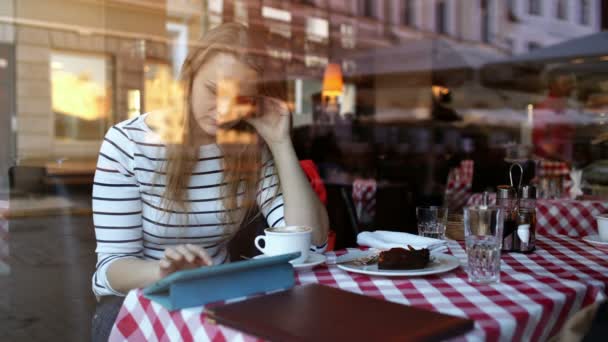 Женщина в кафе с помощью планшета ПК
 - Кадры, видео