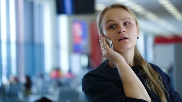 Woman talking on the phone - Záběry, video