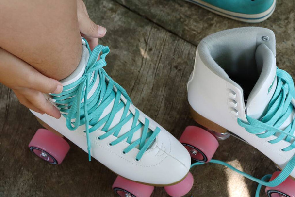 Close up de whith sapatos rollerblade e perna na estrada - Foto, Imagem