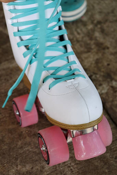 Close up de whith sapatos rollerblade e perna na estrada - Foto, Imagem