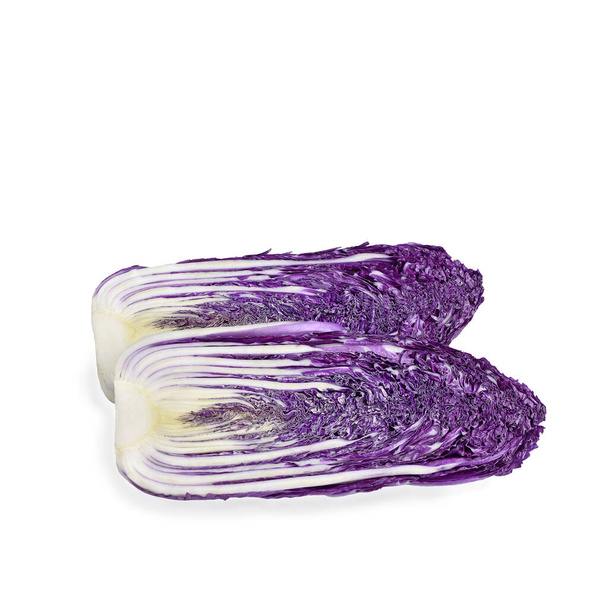 Фиолетовая китайская капуста на белом фоне. - Фото, изображение