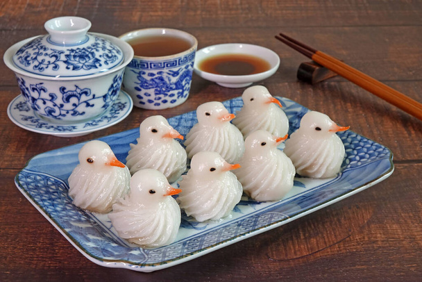 Dumpling: dumpling blanco en forma de paloma (en forma de pájaro), deliciosa comida asiática tradicional. (Vertederos chinos o Jiaozi) - Foto, Imagen