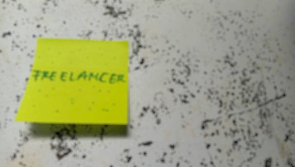 İş ve para temalı bulanık nesne notta "Freelancer" - Fotoğraf, Görsel