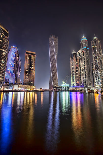 Dubai Marina z drapaczami chmur i łodzie w Dubai, Zjednoczone Emiraty Arabskie - Zdjęcie, obraz