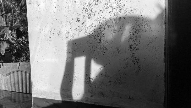 Foto borrosa de la luz solar reflejada golpeando viejas paredes - Foto, Imagen