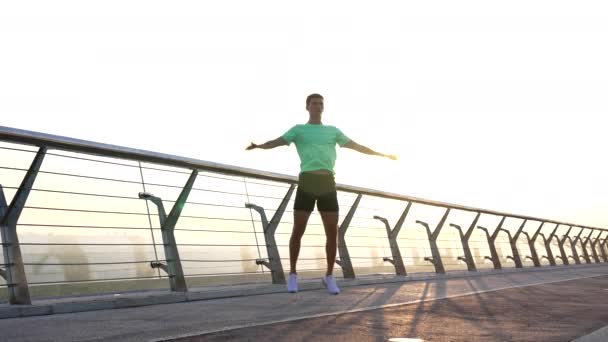 salto jack ejercicio cardiovascular de joven deportista al aire libre, atleta - Metraje, vídeo