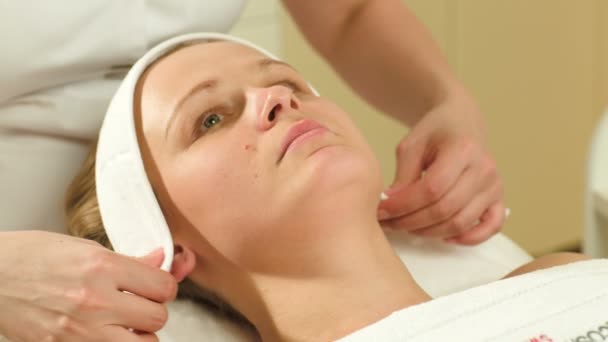 vrouw voorbereid voor gezicht spa procedures - Video