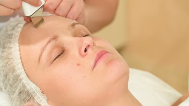 Mujer tomando tratamientos faciales de limpieza ultrasónica
 - Metraje, vídeo