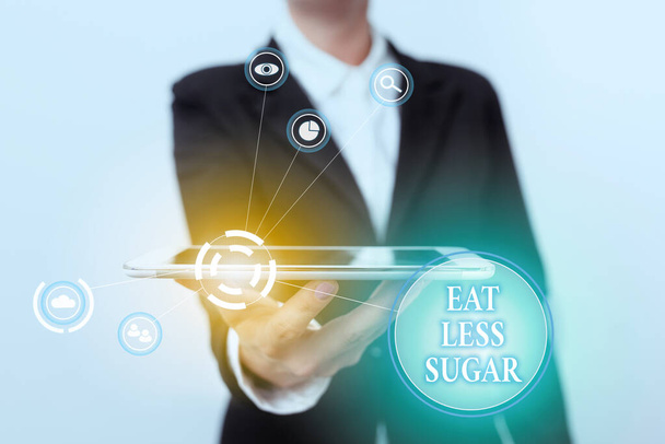 砂糖が少ないことを示すテキスト記号。砂糖摂取量を削減し、健康的な食事豊富な食品を食べることについて書かれた言葉スーツで女性未来的なインターフェイス技術でモバイルデバイスを提示. - 写真・画像