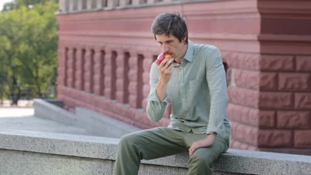 Кавказький хлопець, наляканий нюхом зникнення, нічого не пахне. Молодий чоловік, який тримає нюховий фрукт, здивований, виявляє відсутність запаху, нюхає яблуко, чеки, не вірить у концепцію симптомів коронавірусу. - Кадри, відео