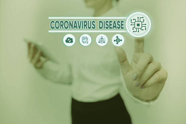 Πινακίδα γραφής χεριών Νόσος του Coronavirus. Word Written on ορίζεται ως ασθένεια που προκαλείται από ένα νέο ιό SARSCoV2 Lady Holding Tablet Πατώντας το εικονικό κουμπί Εμφάνιση φουτουριστικό τεχνολογίας. - Φωτογραφία, εικόνα