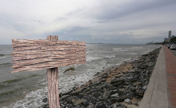 Svuota vecchio segno di legno e lo sfondo del mare. - Foto, immagini