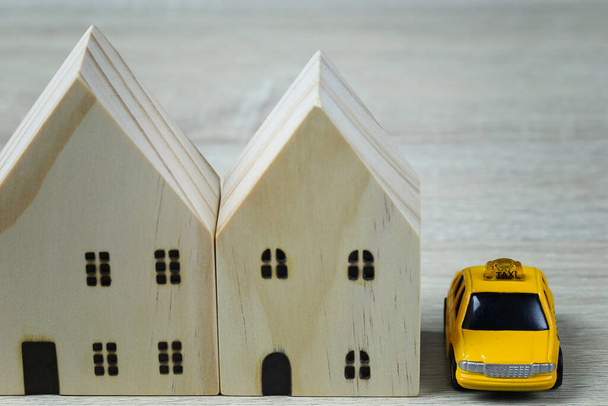 Voitures-jouets et maisons en bois dans le concept d'achat de logement et d'assurance ou concept de voyage. - Photo, image