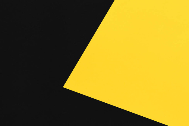 Papier noir et jaune empilé sur fond d'art pour le design dans votre concept de travail. - Photo, image
