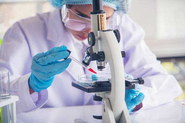 Οι γυναίκες επιστήμονες στο εργαστήριο εξετάζουν το επιστημονικό μικροσκόπιο της ιατρικής εξέτασης και της χημείας της ερευνητικής βιολογίας. Τεχνικός γυναικείων εργαστηρίων ανάλυσης γενετικής έρευνας επιστημονικής φαρμακευτικής. Εργαστήριο Ιατρικής Χημείας - Φωτογραφία, εικόνα