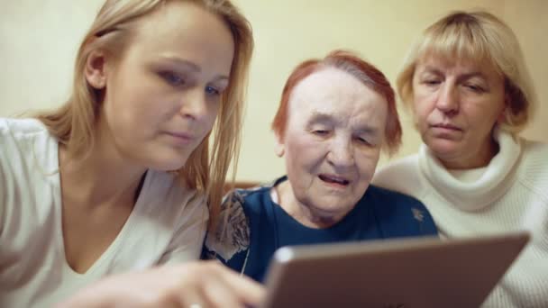 τρεις γυναίκες, κοιτάζοντας το pc ταμπλετών - Πλάνα, βίντεο