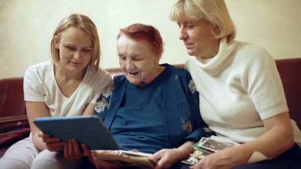 Três mulheres olhando fotos no touchpad
 - Filmagem, Vídeo