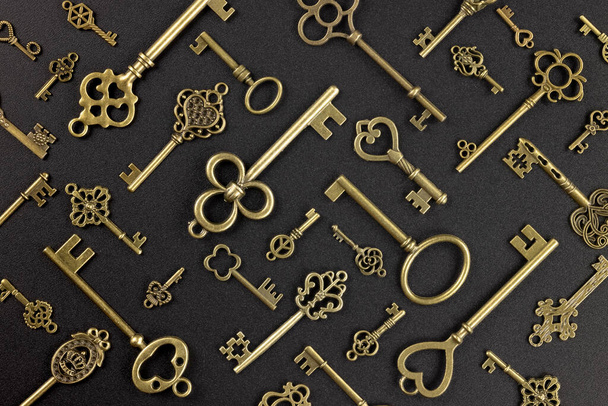 isolated vintage old golden and bronze key - Foto, imagen