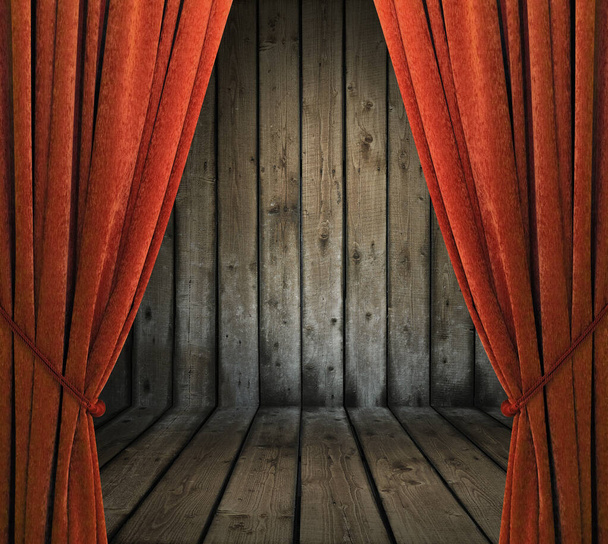 viejo interior con cortinas rojas, pared de madera - Foto, Imagen