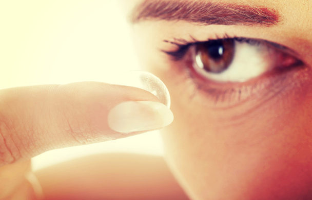Woman putting contact lens in her eye - Φωτογραφία, εικόνα