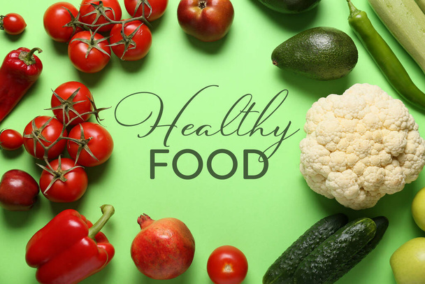 frisches Gemüse und Obst mit Text gesunde Lebensmittel auf farbigem Hintergrund - Foto, Bild