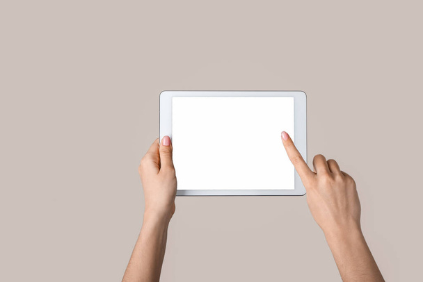 Arkaplanda tablet bilgisayar kullanan kadın - Fotoğraf, Görsel