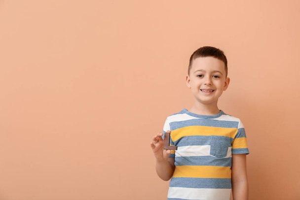 Kleiner Junge mit Buchstabe L auf farbigem Hintergrund - Foto, Bild