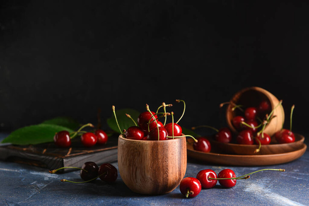 Bowl with sweet cherries on dark background - Fotoğraf, Görsel