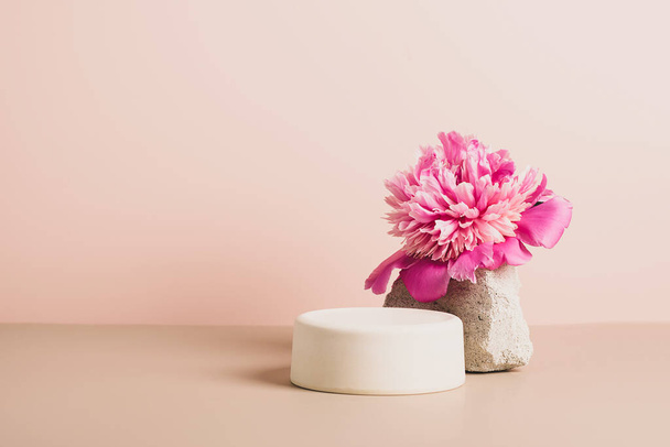 Modernas formas geométricas de madera podio piedra verde planta fresca flores peonía pastel fondo rosa. Fondo abstracto - Foto, Imagen