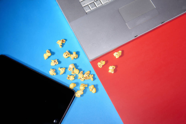 Macbook tableti üst görünüm konsepti film gecesi yayınına hazır - Fotoğraf, Görsel