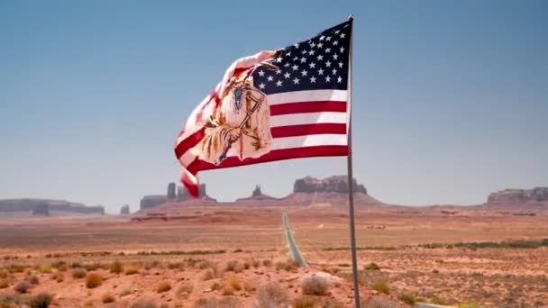 Amerykańska flaga indyjska na drodze do Monument Valley - Materiał filmowy, wideo