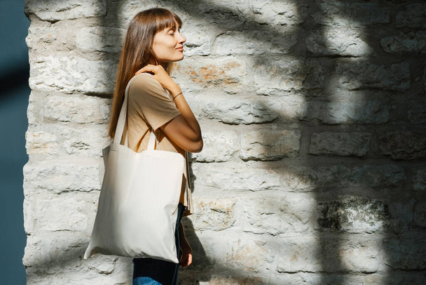 Siyah çanta taşıyan bir kadın. Tasarım için çanta modeli. - Fotoğraf, Görsel