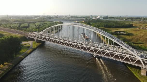 Vista aérea del Muiderspoorbrug sobre el Amsterdam-Rijnkanaal entre Diemen y Weesp. - Metraje, vídeo